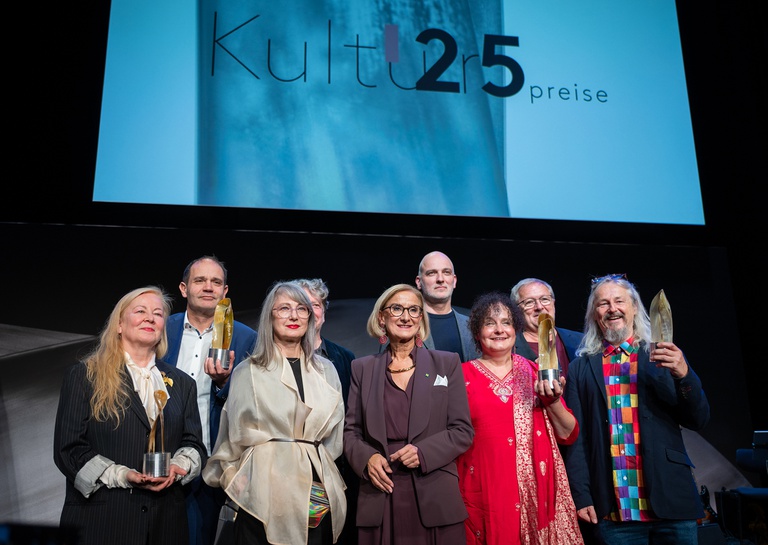 Landeshauptfrau Johanna Mikl-Leitner mit Kulturpreisträger:innen (Niklas Perzi 2. v. links), © NLK Pfeffer GPF5774.jpg_kulturpreisgala.jpg