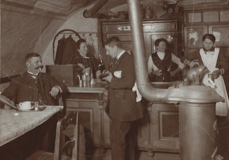 Abbildung 2_Gaststube_1930.jpg
