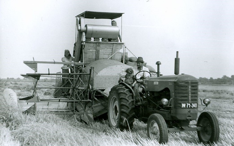 1_Guntramsdorf_der_1._Mähdrescher_im_Dorf_Landwirtschaftsstile_zugeschnitten.jpg
